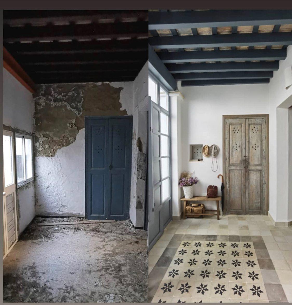 Suelo hidráulico antiguo y puerta completamente restaurada, en una casa de Medina Sidonia