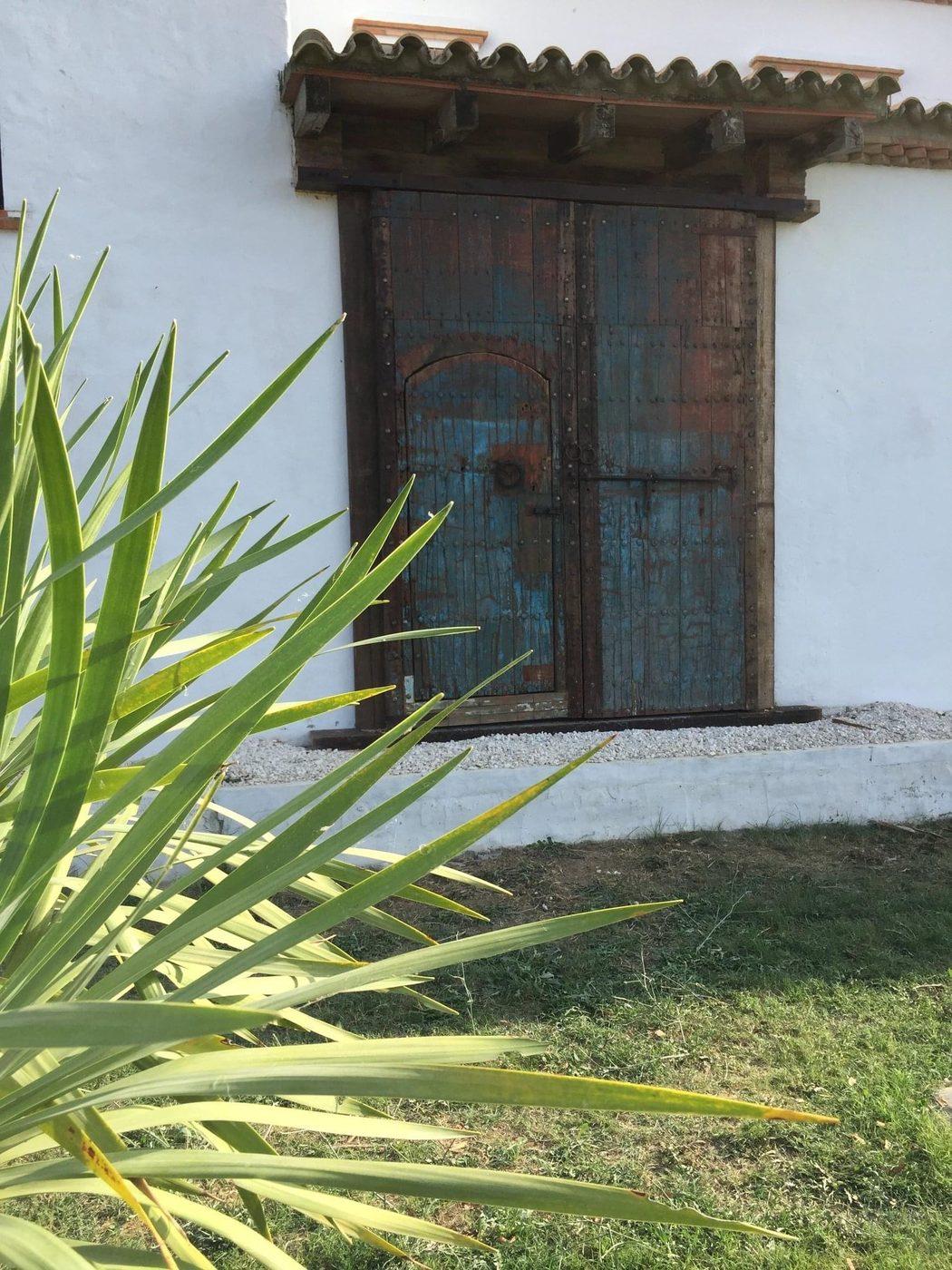 Restauración e instalación de un portón antiguo de Marrakech, para un hotel rural en Conil