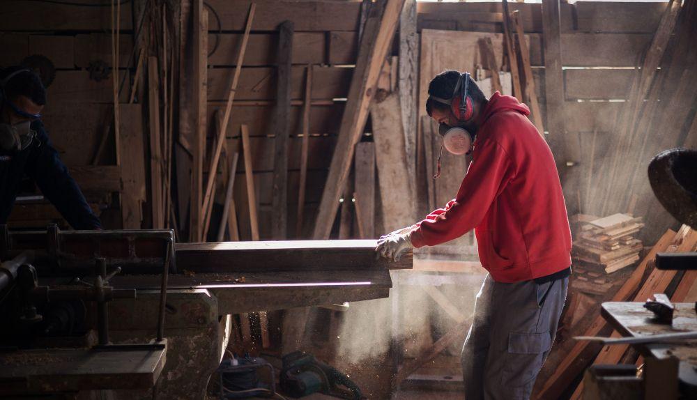 Artesano de AquaAntik restaurando una pieza de madera en el taller