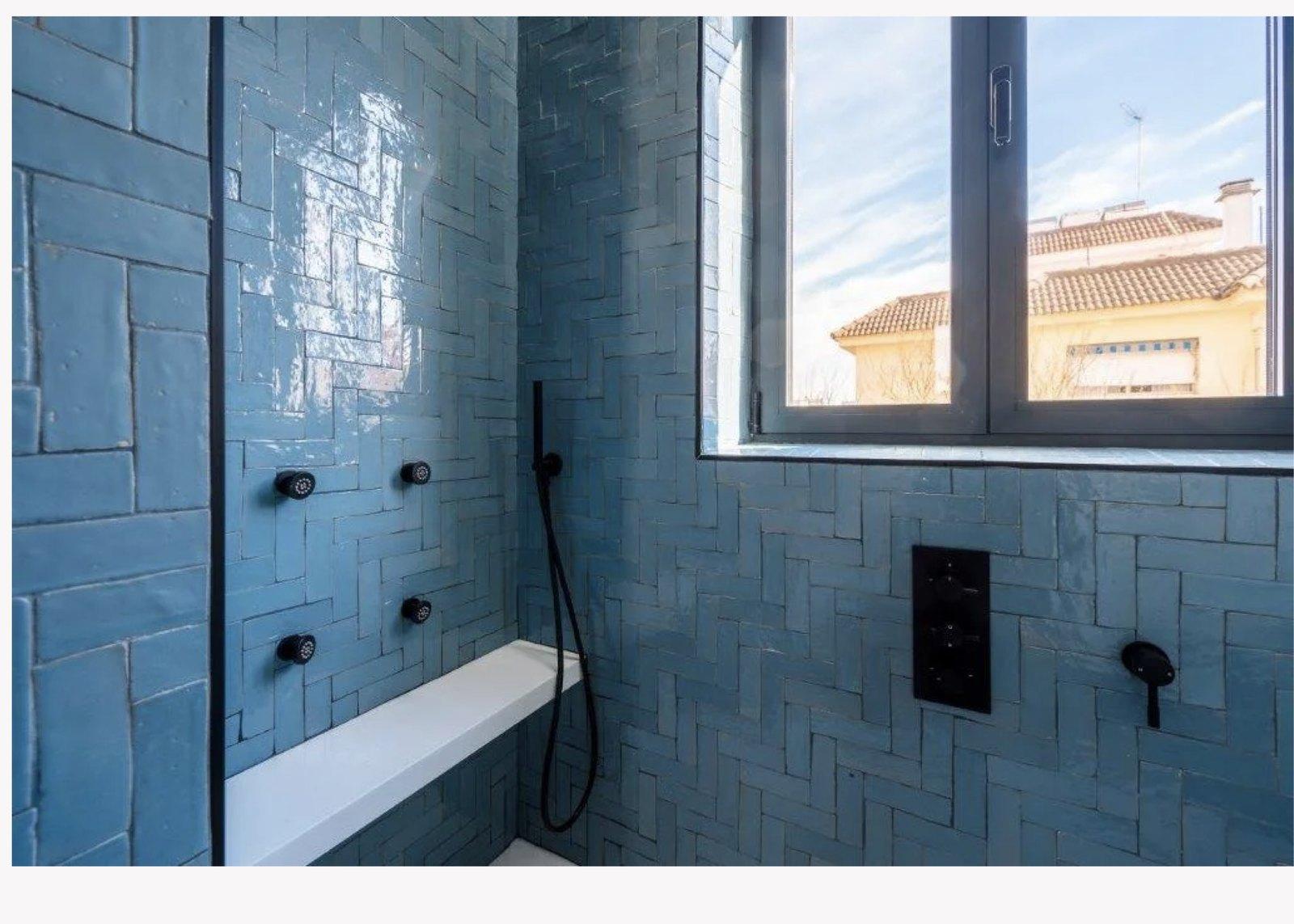 Baño con zellige azul instalado en espiga