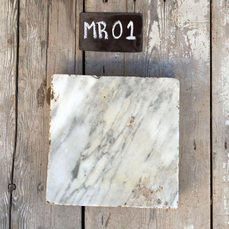 Pieza grande de mármol recuperado en blanco con venas grises y beige