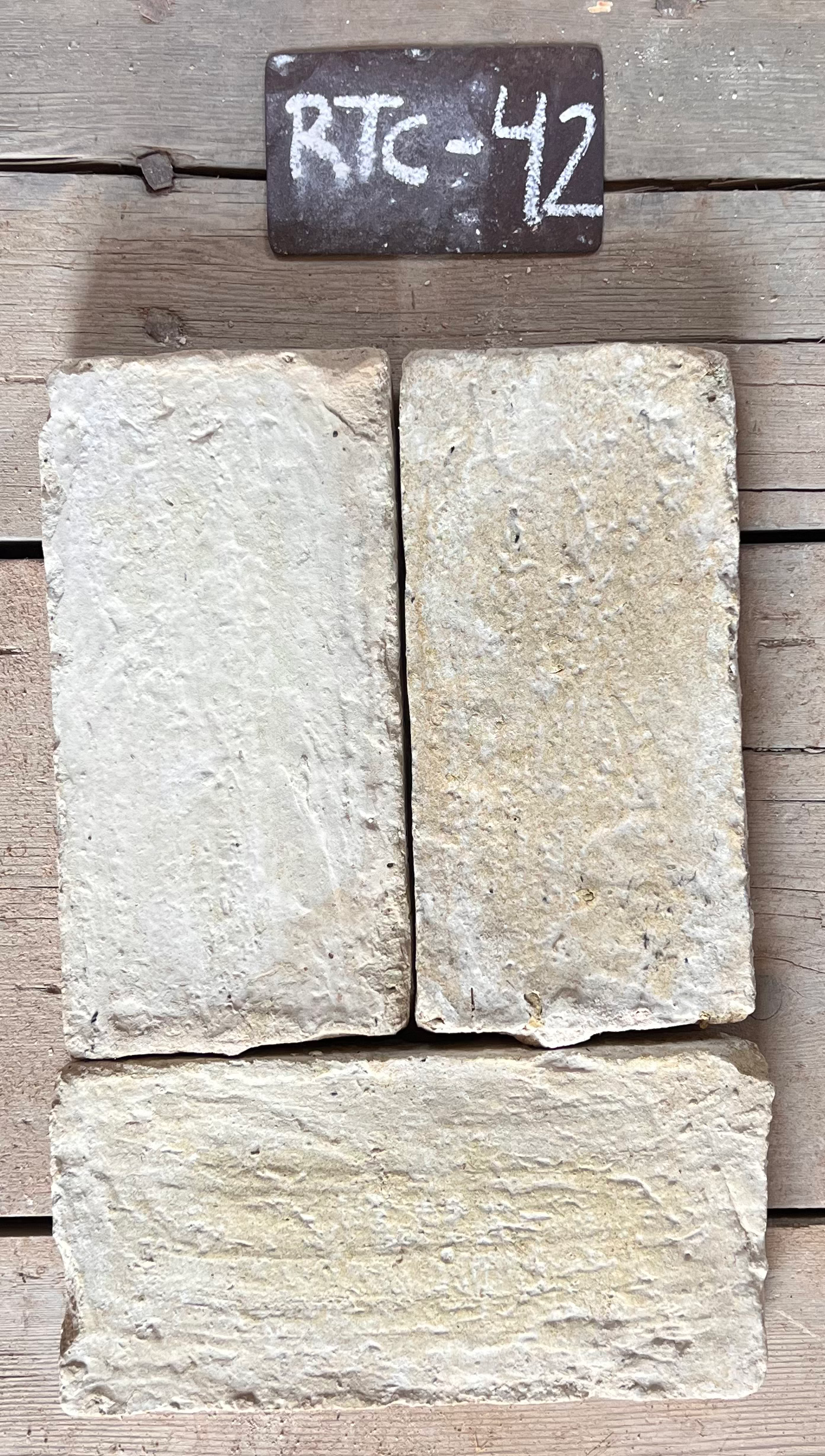Dos piezas de barro cocido recuperado en blanco crema con acabado encalado, formato 27x13 cm