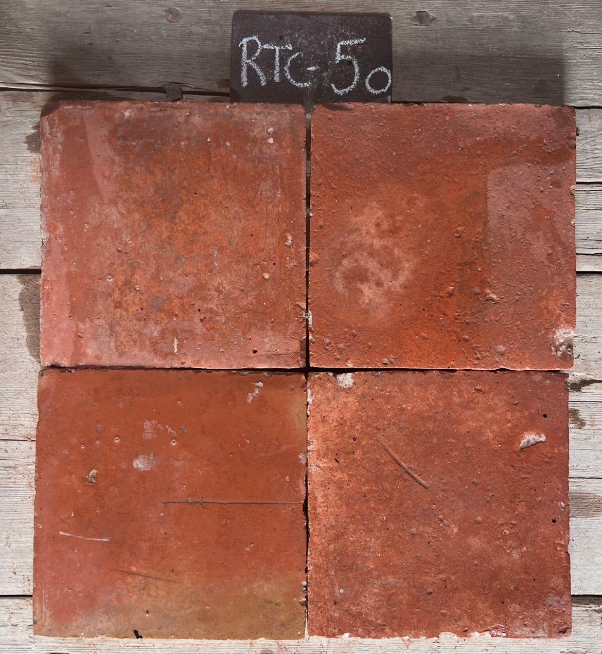 Cuatro piezas de barro cocido recuperado en terracota rojo intenso, formato 22x22 cm