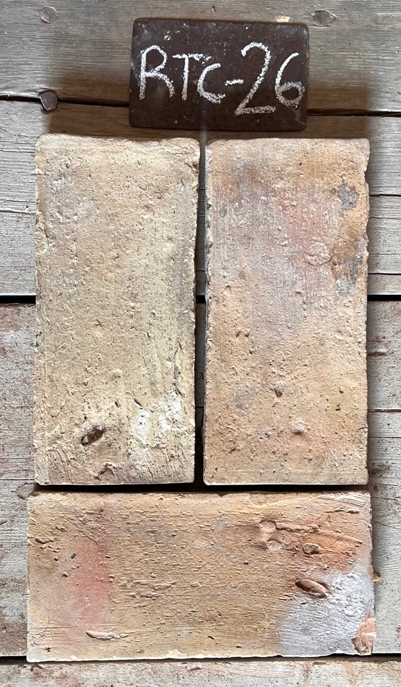 Dos piezas de barro cocido recuperado en beige ocre, formato 12x25 cm