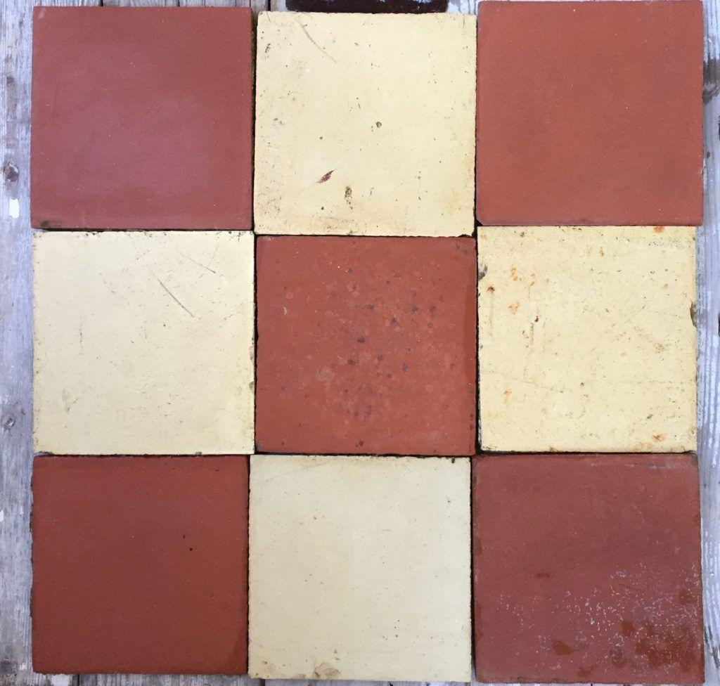 Nueve piezas de barro cocido recuperado de Cádiz 1920 dispuestas en damero alternando rojo y crema, formato 18x18 cm