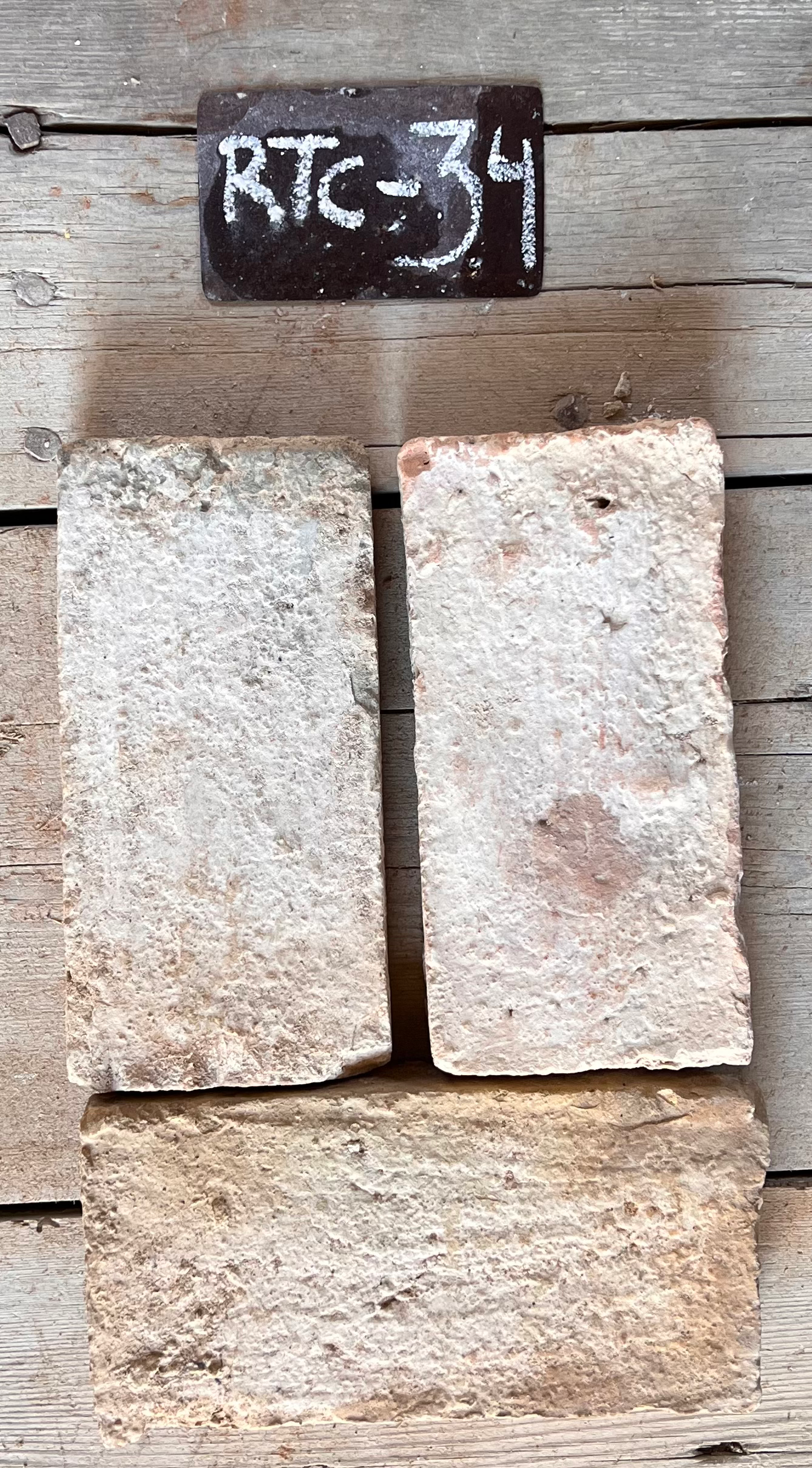 Dos piezas de barro cocido recuperado en blanco crema, formato 23x12 cm