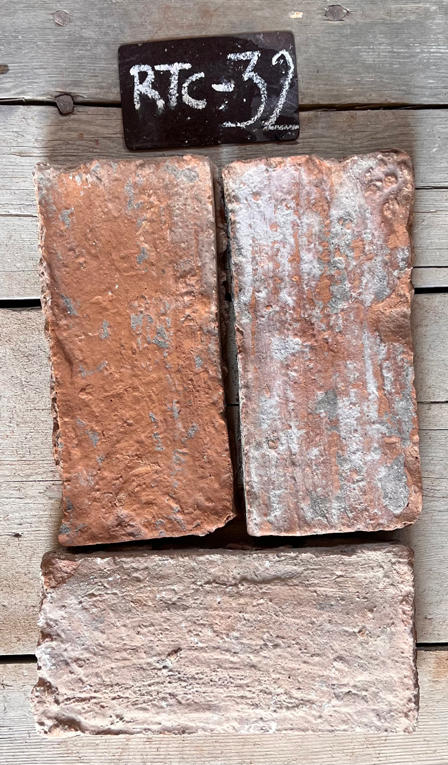 Dos piezas de barro cocido recuperado en terracota naranja, formato 27x12 cm