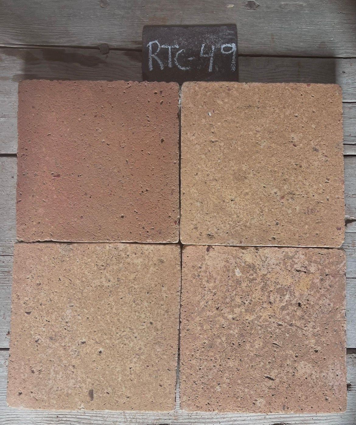 Cuatro piezas de barro cocido recuperado con variación entre terracota rosado y ocre amarillento, formato 22x22 cm