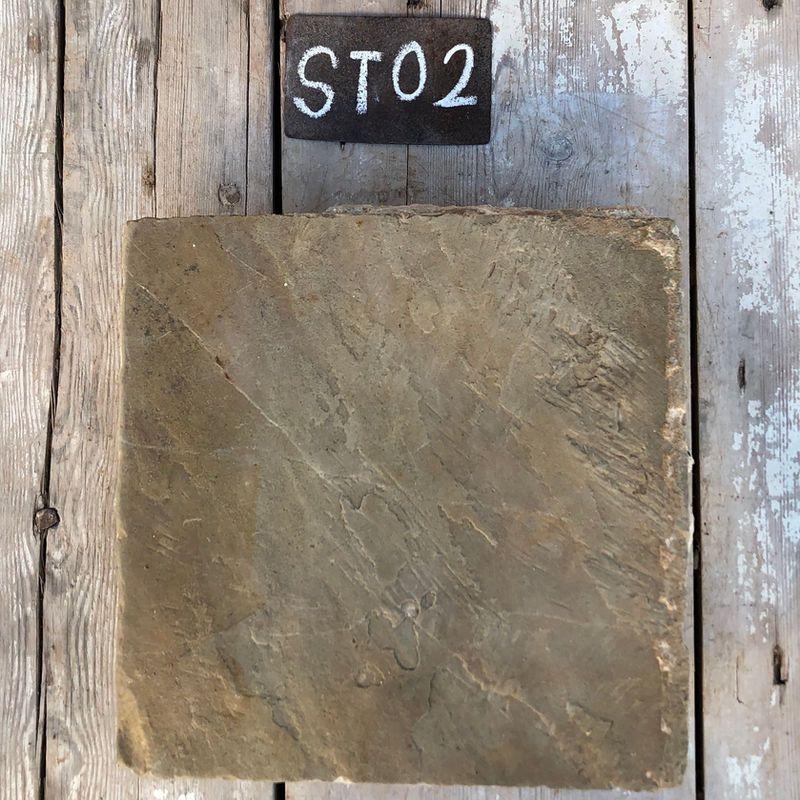 Pieza grande de piedra natural recuperada en gris beige terroso con superficie plana y textura natural
