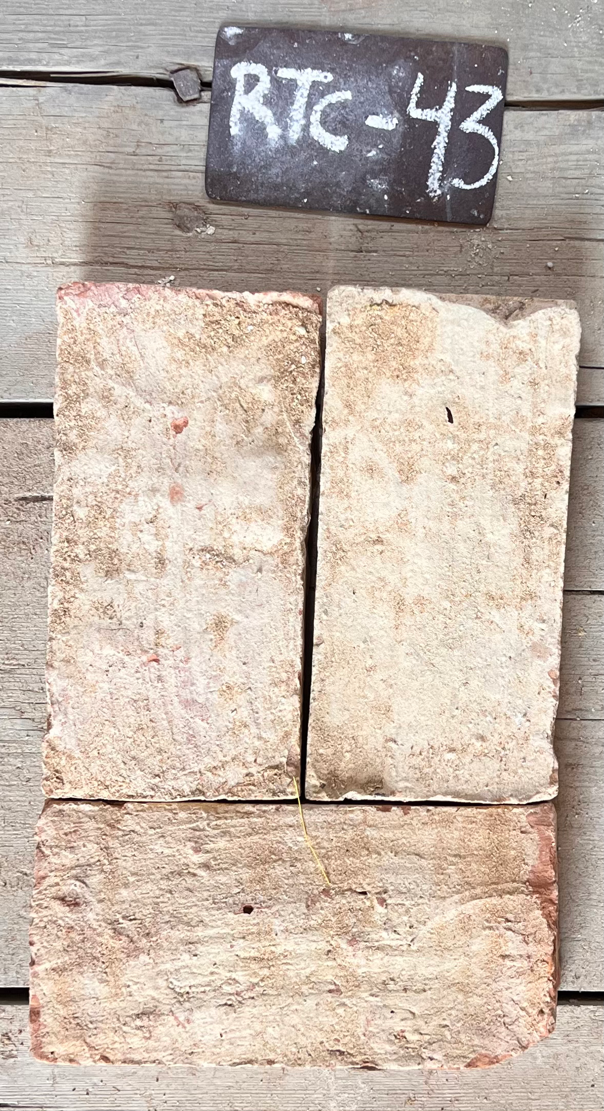 Dos piezas de barro cocido recuperado en crema claro con aspecto encalado, formato 23x11 cm