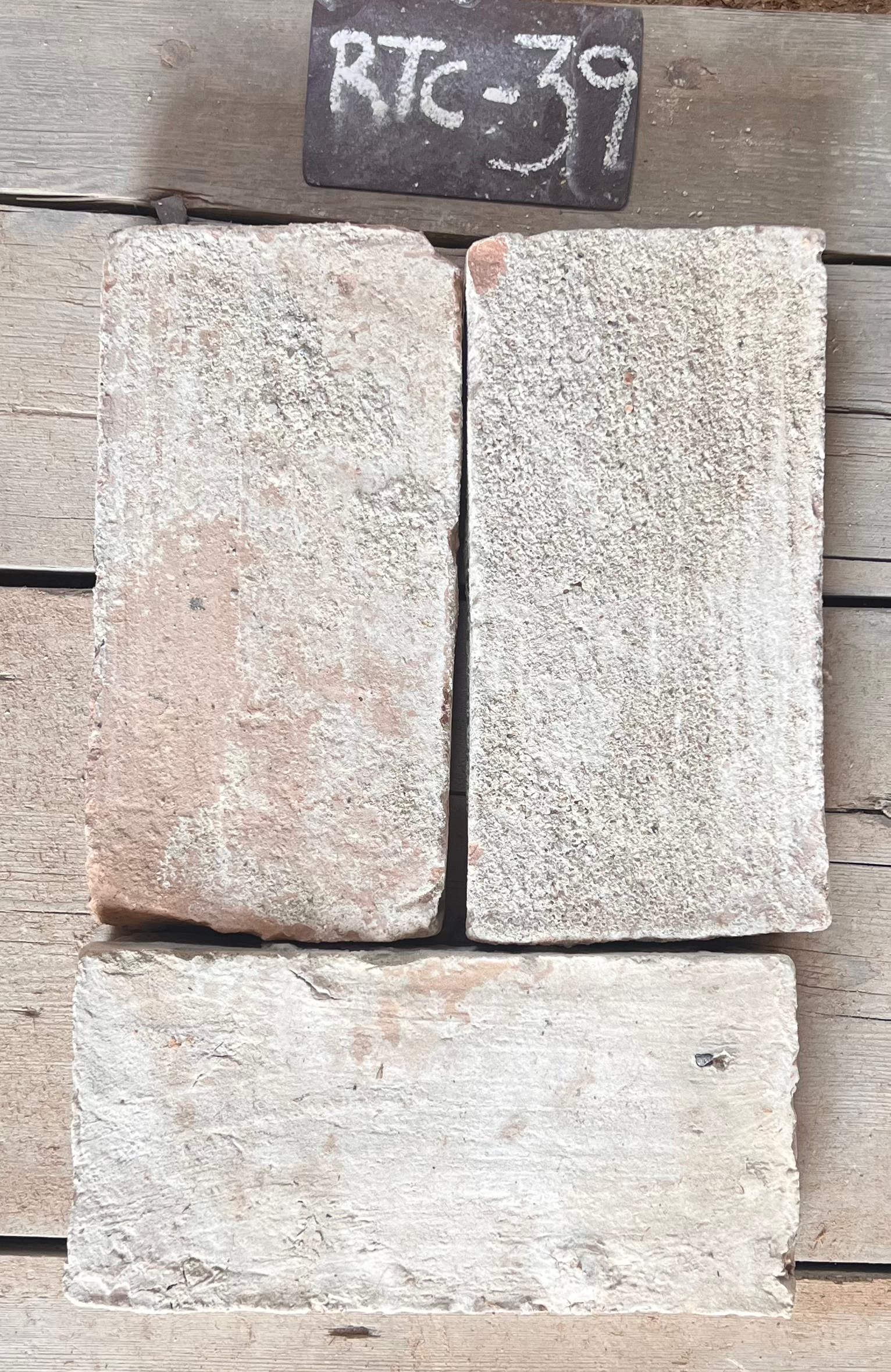 Dos piezas de barro cocido recuperado en blanco crema con textura rugosa, formato 27x13 cm