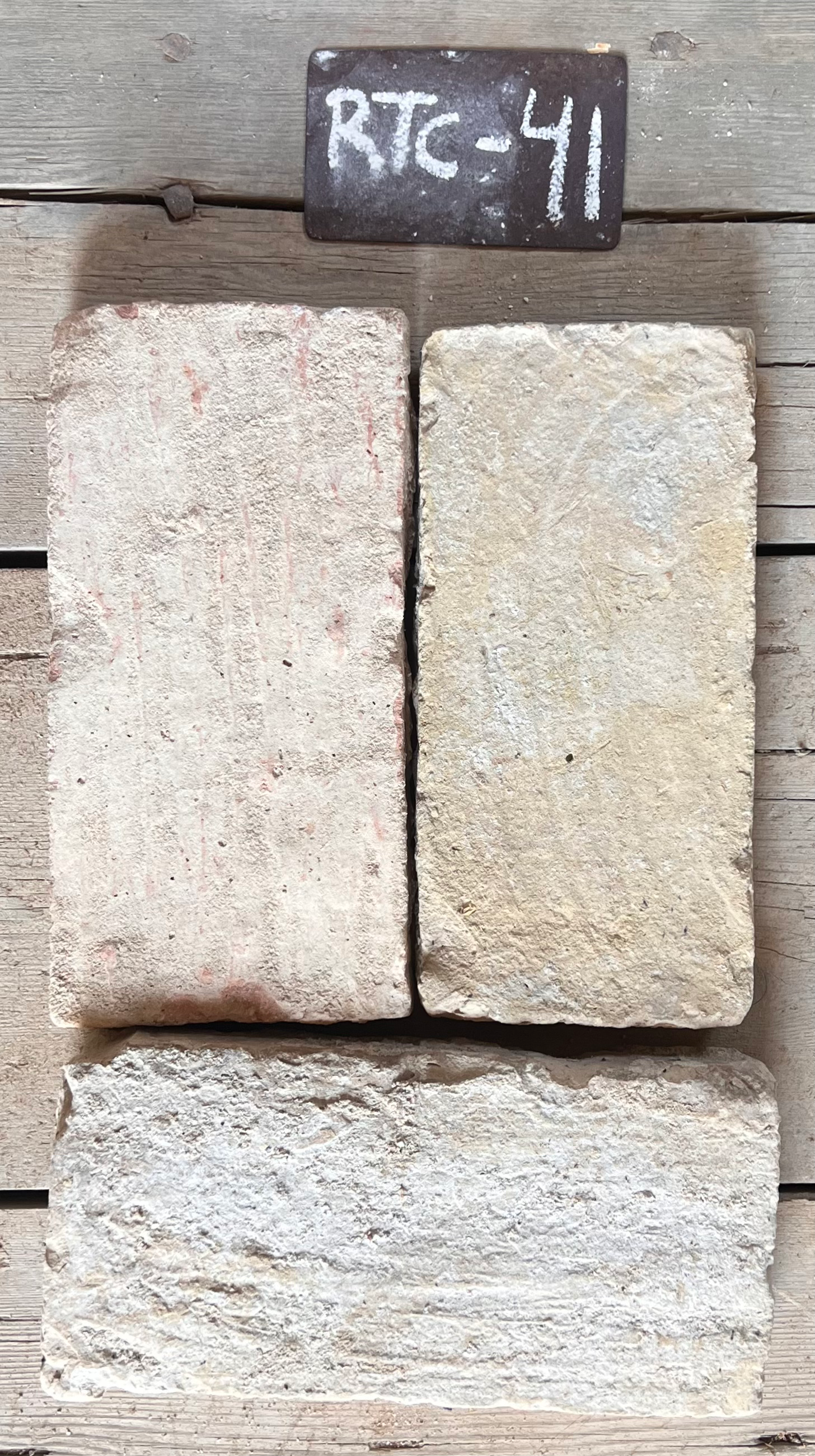 Dos piezas de barro cocido recuperado en crema con matiz rosado, formato 28x13 cm