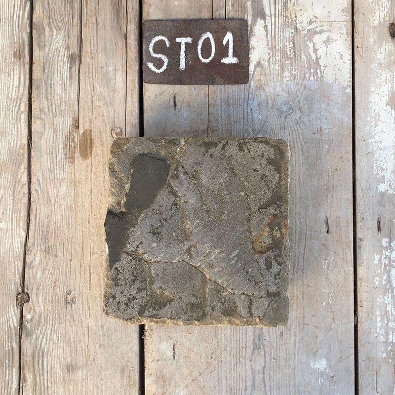 Pieza de piedra natural recuperada en gris con bordes irregulares y aspecto rústico
