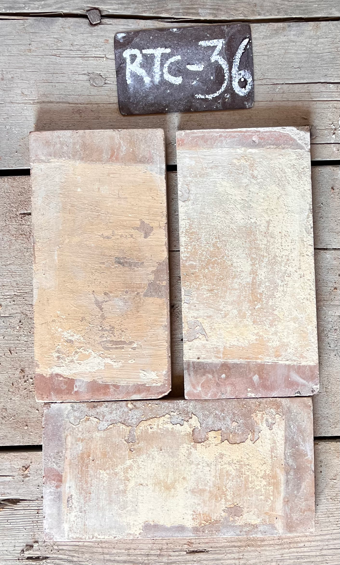 Dos piezas de barro cocido recuperado en beige ocre, formato fino 25x13 cm