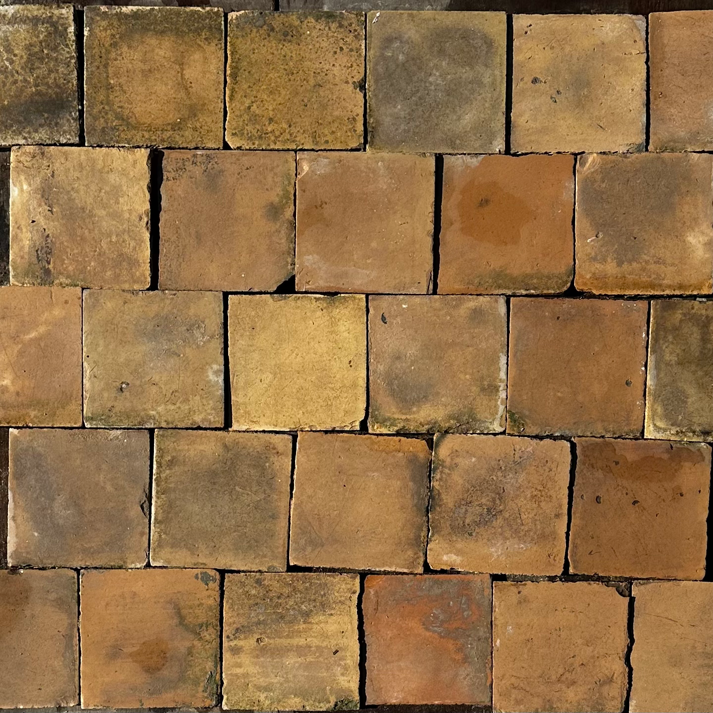 Conjunto de piezas de barro cocido recuperado en ocre y terracota con alta variación de color, pequeño formato 14x14 cm