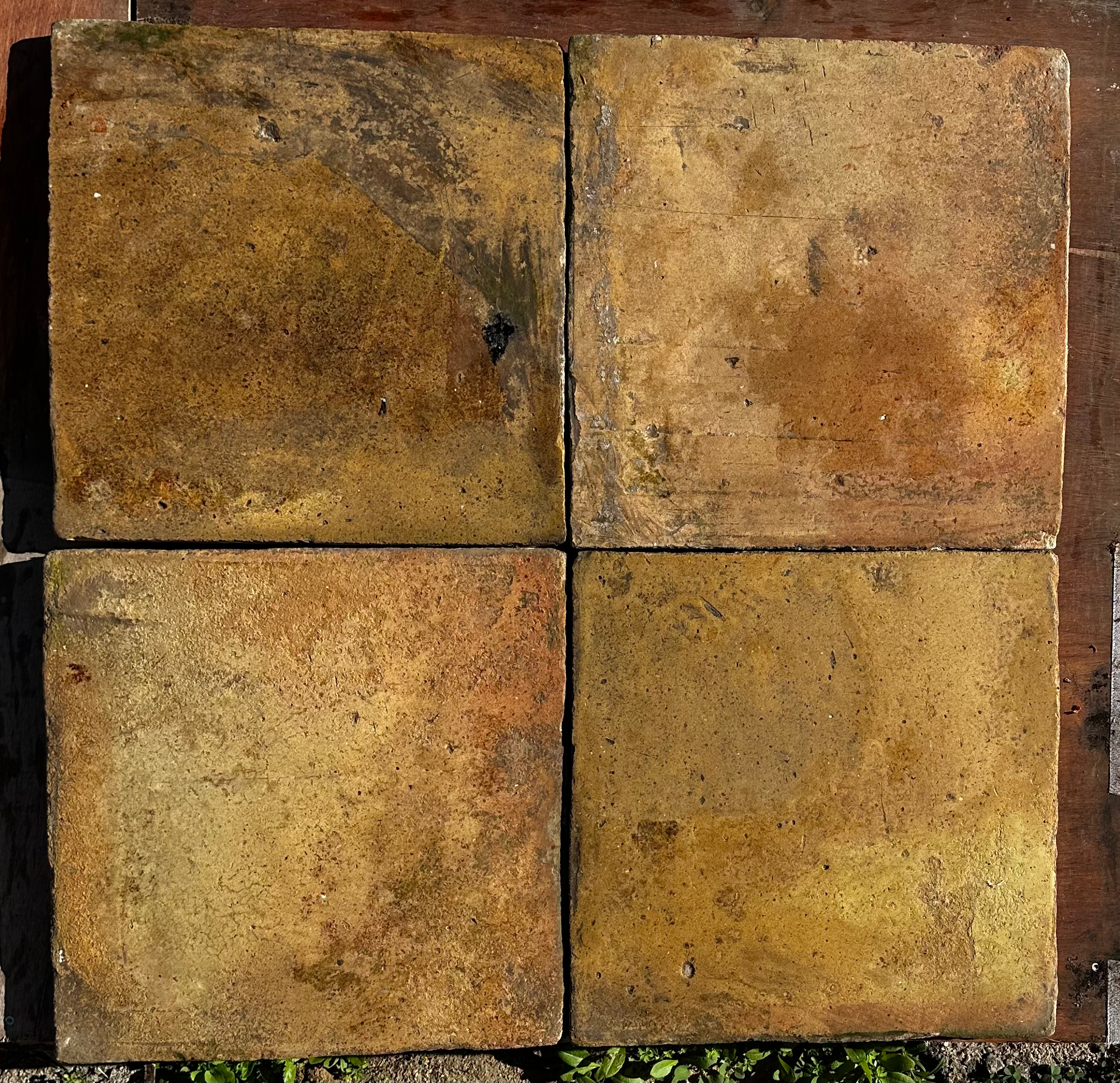 Cuatro piezas de barro cocido recuperado en ocre y terracota, gran formato 40x40 cm