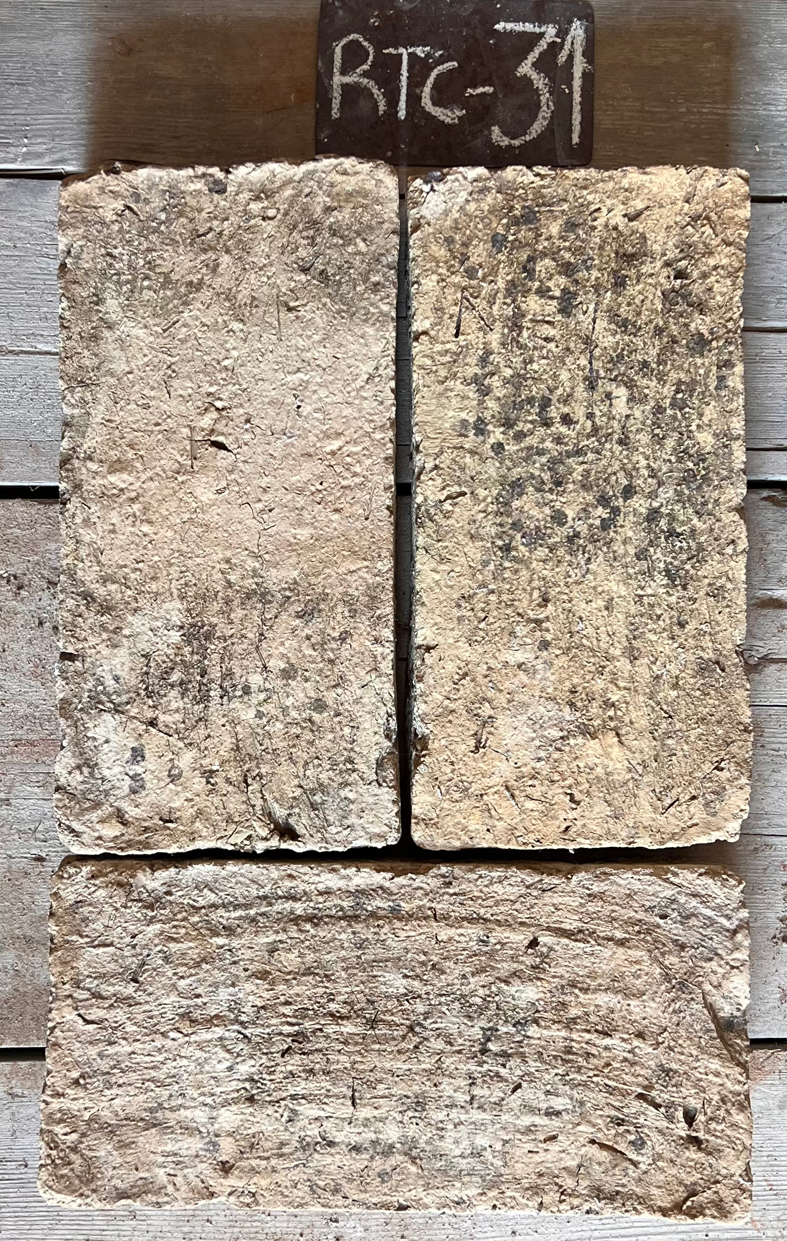 Dos piezas de barro cocido recuperado en gris y crema, formato alargado 15x31 cm