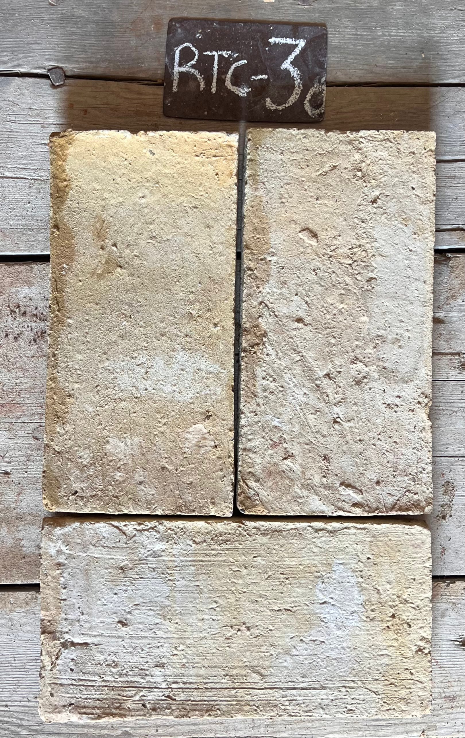 Dos piezas de barro cocido recuperado en beige amarillento, formato alargado 15x31 cm