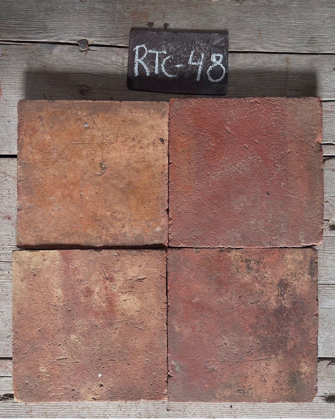Cuatro piezas de barro cocido recuperado en terracota con tonos rojo oscuro, formato 20x20 cm