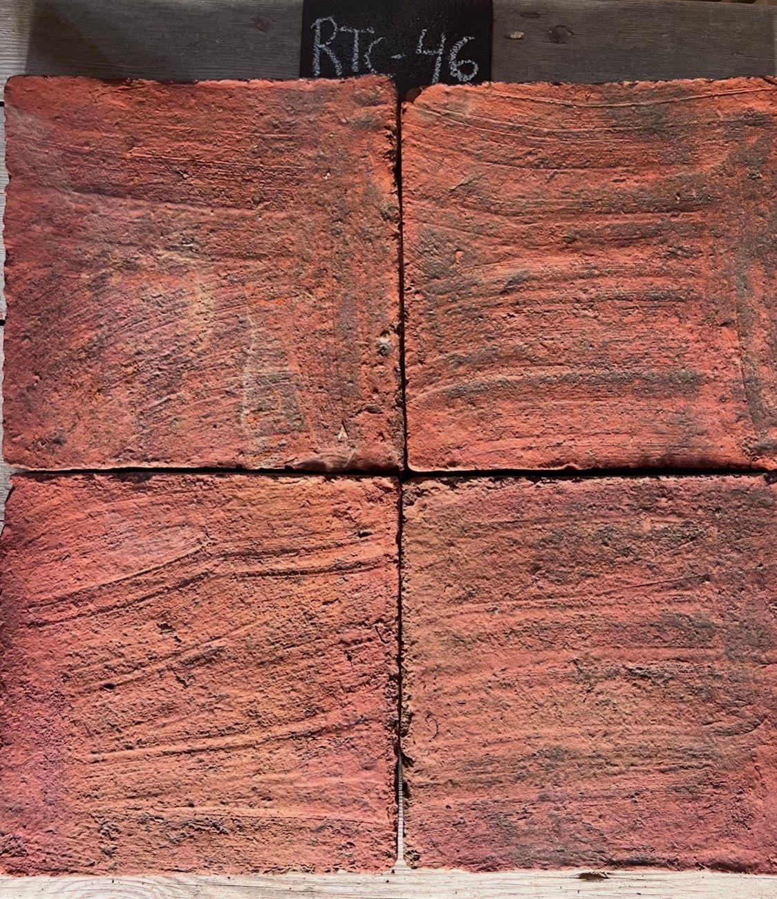Cuatro piezas de barro cocido recuperado en terracota rojo con estrías horizontales visibles, formato 27x27 cm