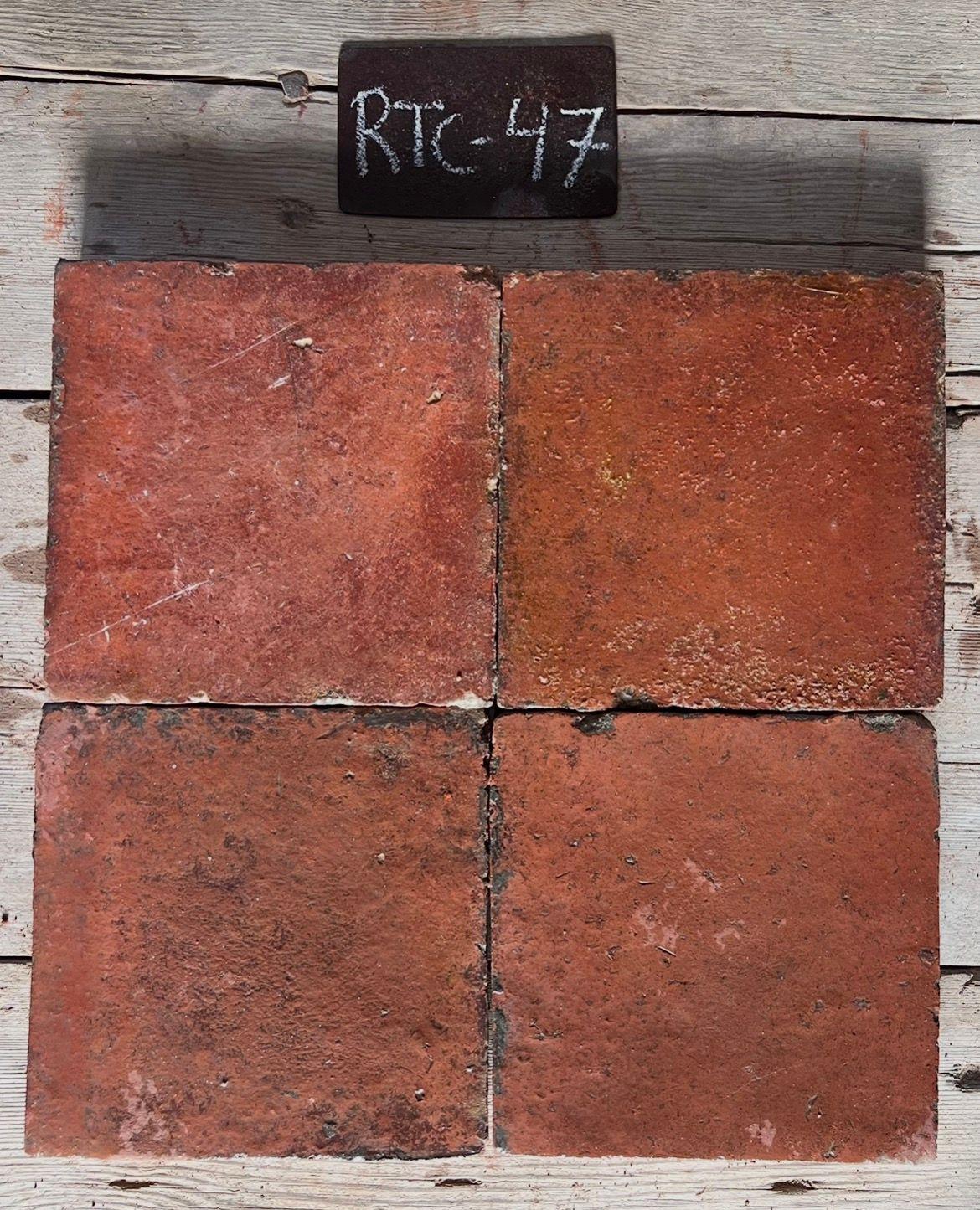 Cuatro piezas de barro cocido recuperado en formato rectangular con tonos terracota naranja y rojo