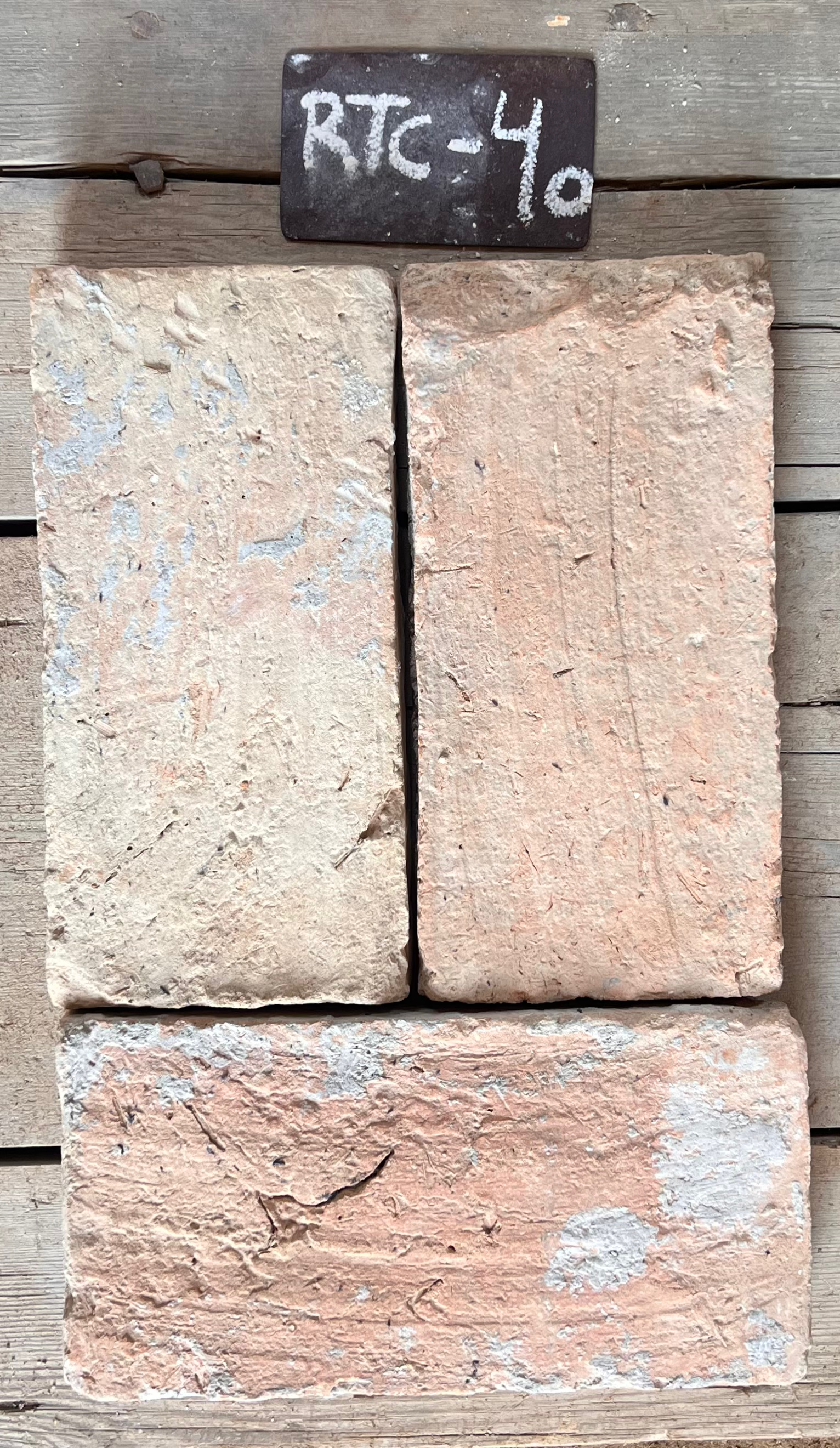 Tres piezas de barro cocido recuperado en terracota salmón, formato alargado 30x14 cm