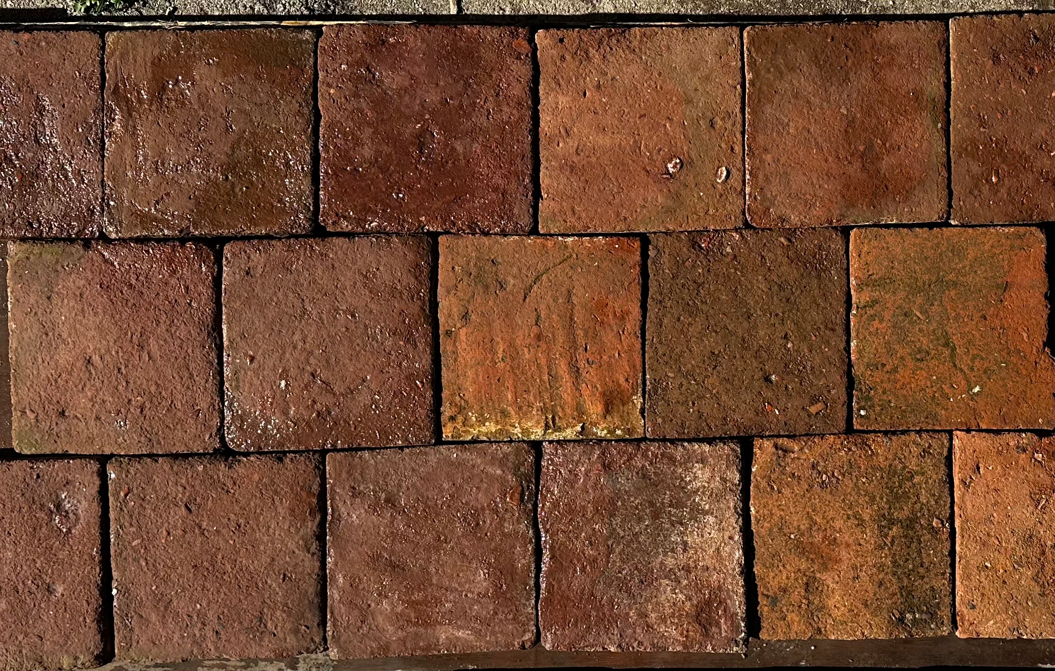 Conjunto de piezas de barro cocido recuperado en terracota oscuro y rojo, formato 26x26 cm, grosor importante
