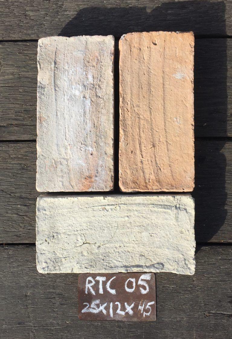 Tres piezas de barro cocido recuperado de Córdoba 1910 mostrando variación entre gris claro, terracota y crema, formato 25x12 cm